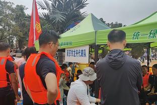 利拉德：这场胜利很关键 我们在比赛中克服了很多困难